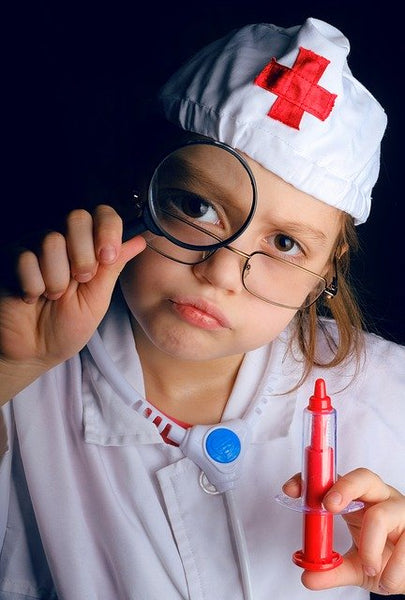 Enfant tenant des médicament