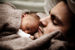 Papa qui dort avec son enfant