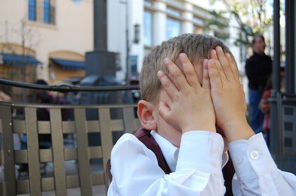 Enfant fatigué sur une chaise 