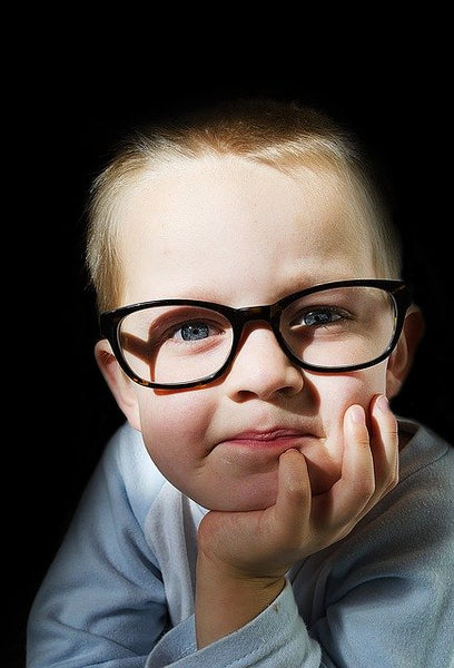 Enfant avec des lunettes