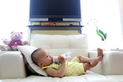 bébé qui se nourrit