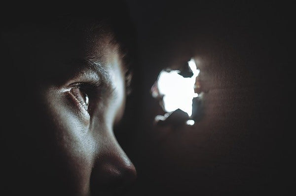 Enfant dans le noir 