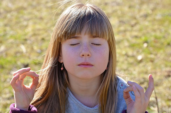 Enfant qui médite
