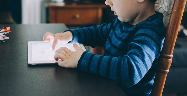Enfant qui joue avec une tablette